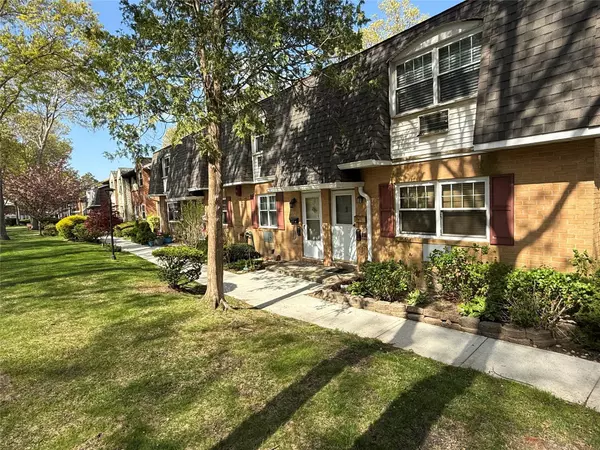 11 Glen Hollow #D56, Holtsville, NY 11742