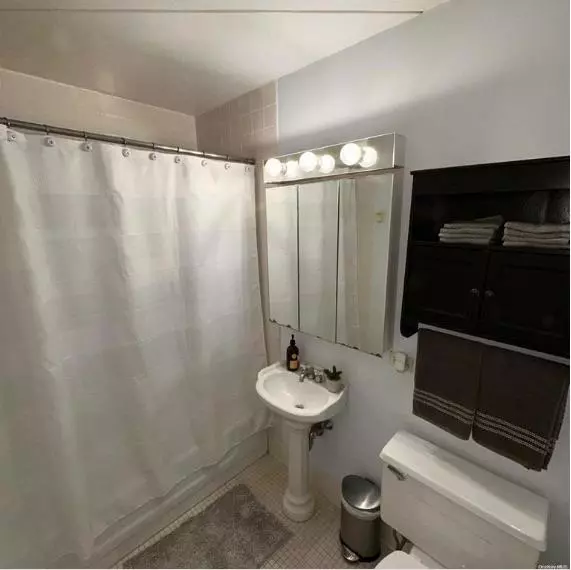 Port Chester, NY 10573,1 Landmark SQ #628