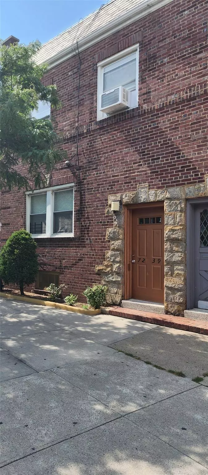 Glendale, NY 11385,7239 Myrtle AVE