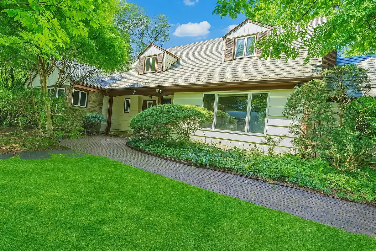 Great Neck, NY 11021,17 Hilltop DR