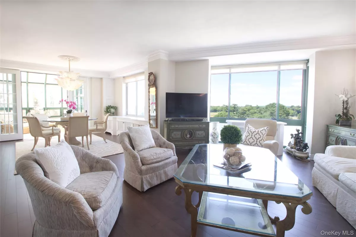 Garden City, NY 11530,111 Cherry Valley AVE #PH 6