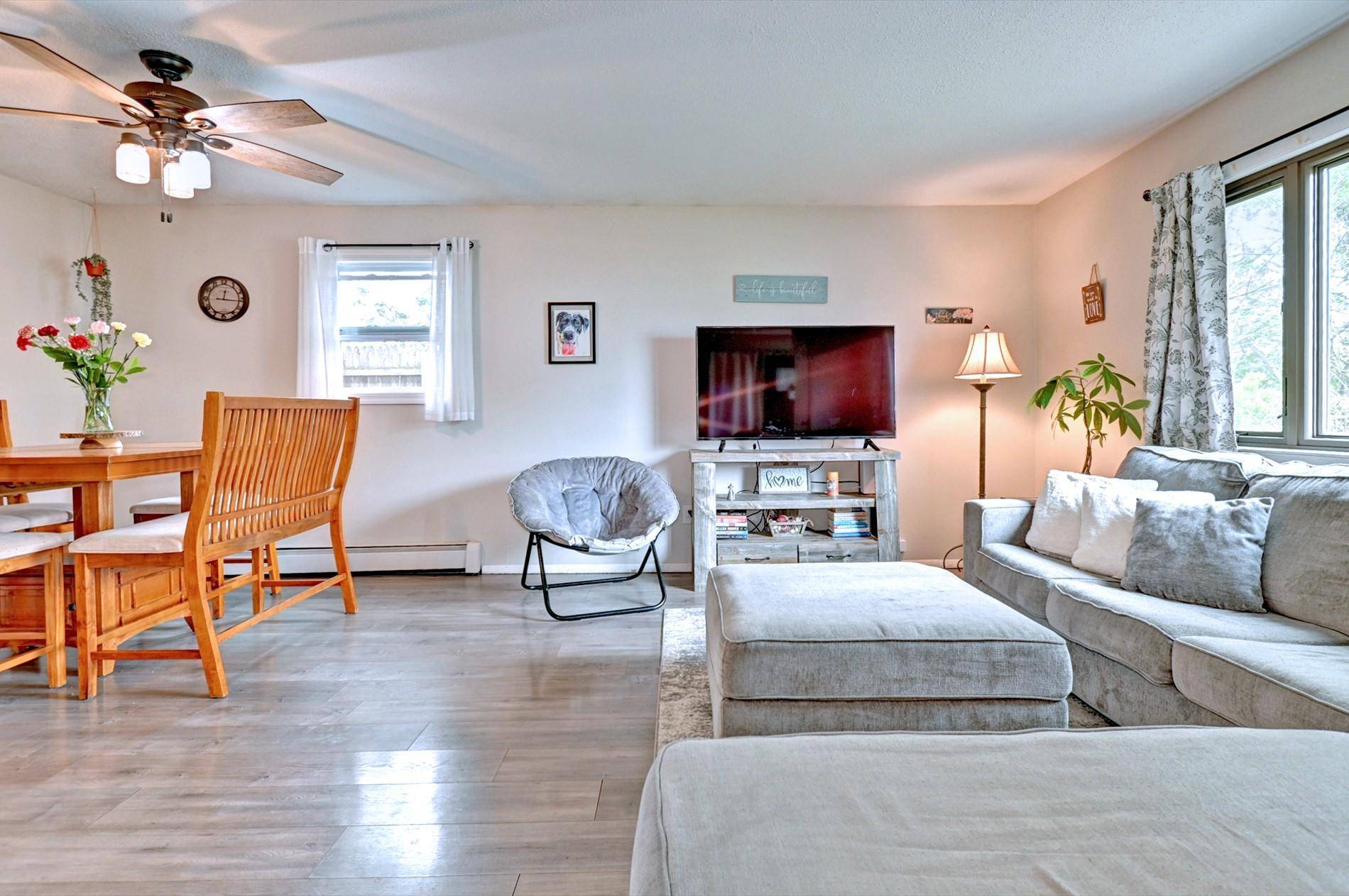 Copiague, NY 11726,80 Saint Anns AVE
