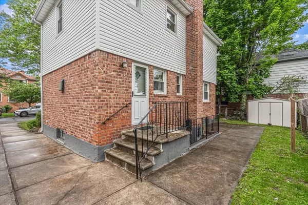 Bayside, NY 11361,39-27 216 Street