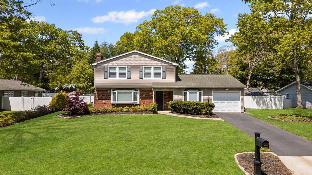 9 Welbourn LN, Coram, NY 11727