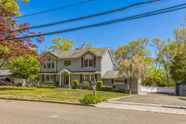 39 Richie CT, Saint James, NY 11780