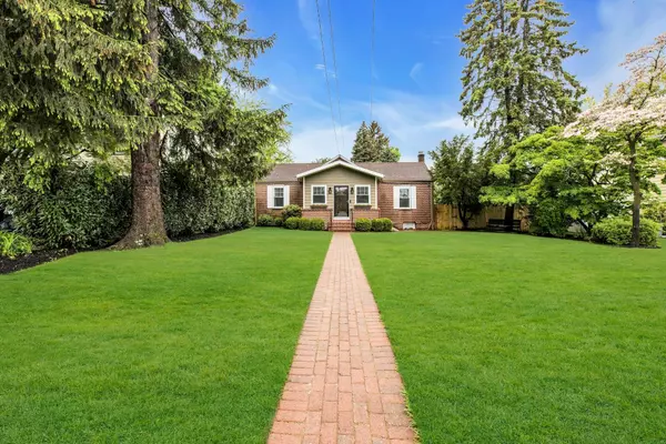 31 Johnston ST, Locust Valley, NY 11560