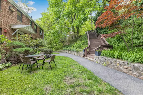 Hartsdale, NY 10530,52 Rockledge Rd #2A