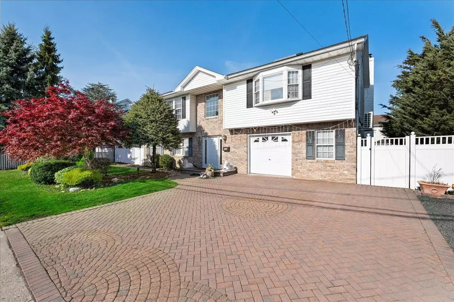 146 S 10th ST, Lindenhurst, NY 11757