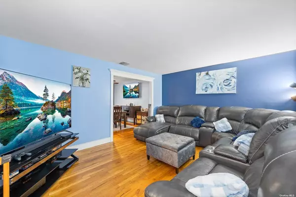 Manorville, NY 11949,21 Victoria LN