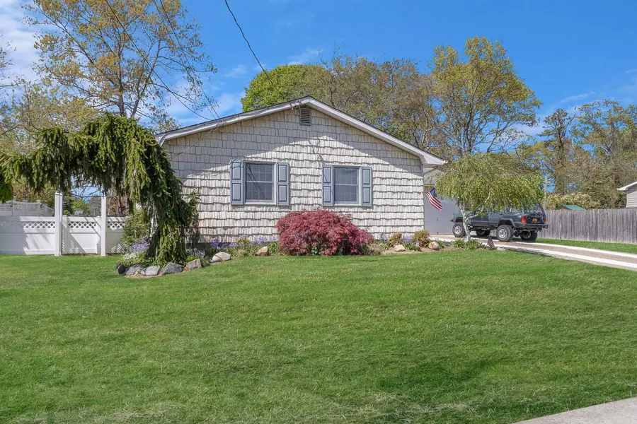 15 Richard PL, Ronkonkoma, NY 11779