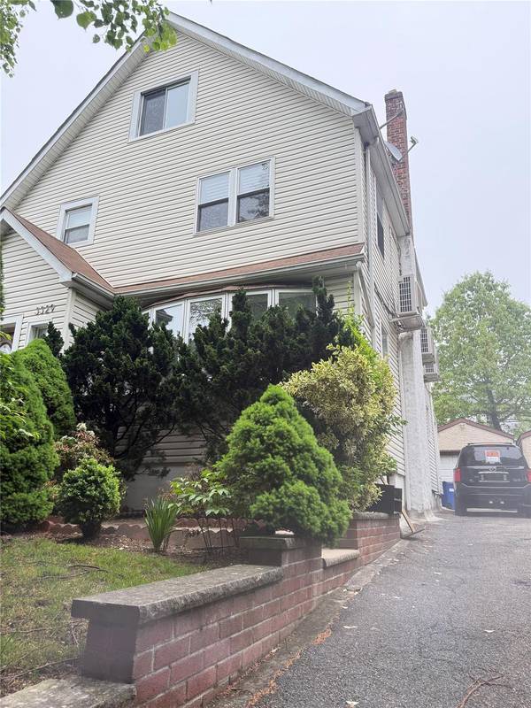 33-29 166 ST, Flushing, NY 11358