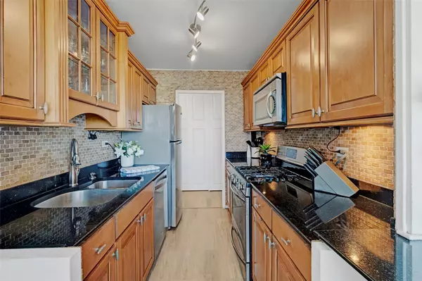 Forest Hills, NY 11375,61-20 Grand Central Pkwy #B1203