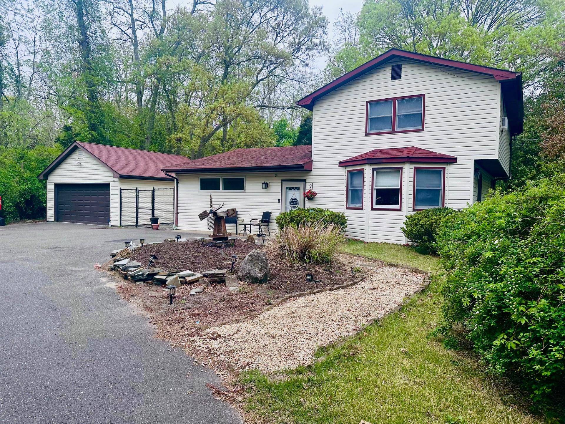 11 Mooney Pond RD,  Coram,  NY 11727