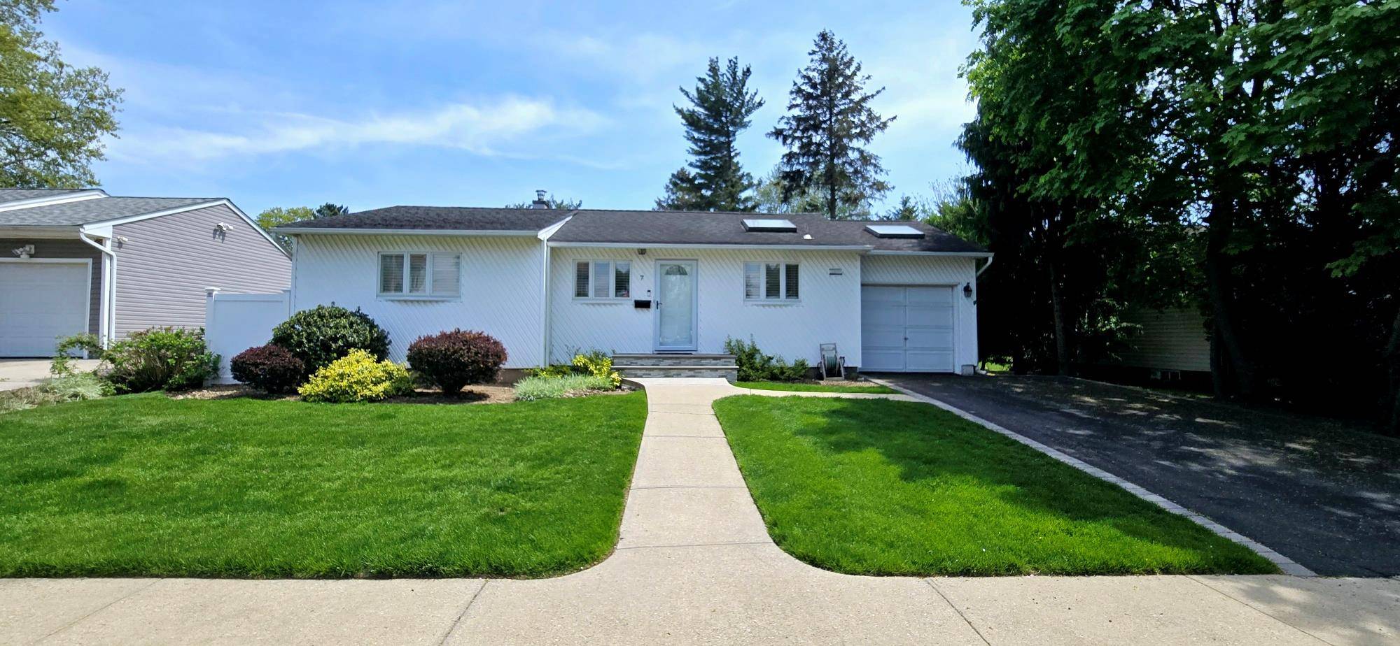 7 Manetto DR, Plainview, NY 11803