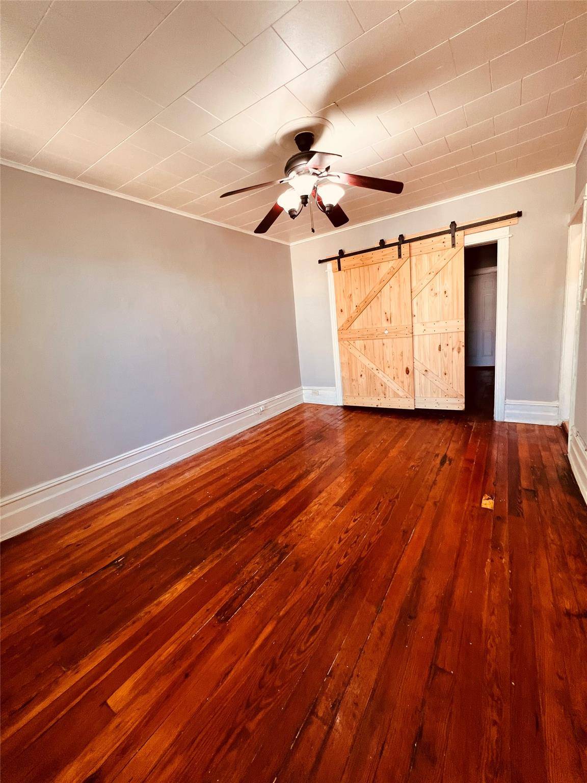 Glendale, NY 11385,73-39 71 PL #2nd FL