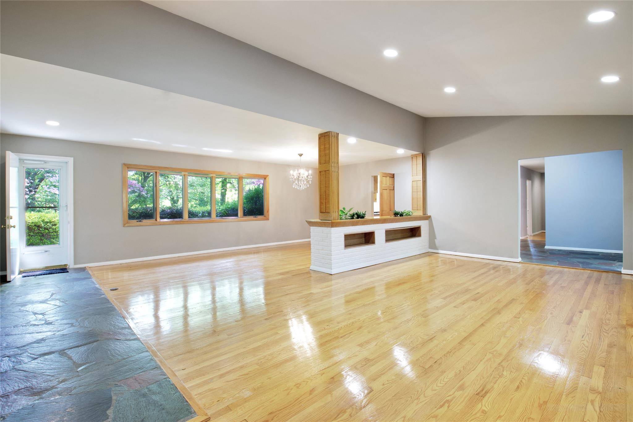 Manhasset, NY 11030,89 Papermill RD