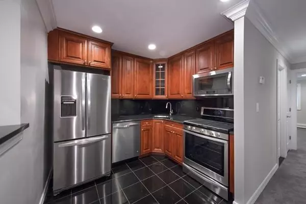 Coram, NY 11727,4 Dunstan PL #404B