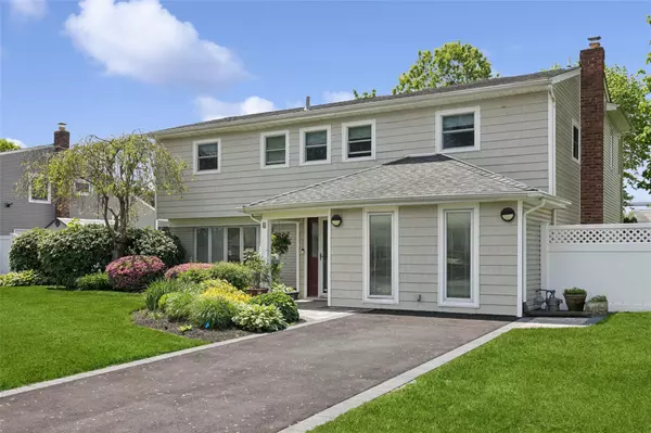 Commack, NY 11725,6 Daisy LN
