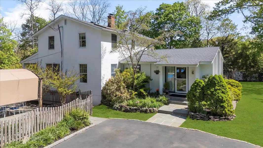 22 Stratford AVE, Greenlawn, NY 11740