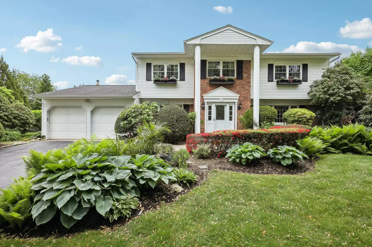 Greenlawn, NY 11740,17 Suan CT