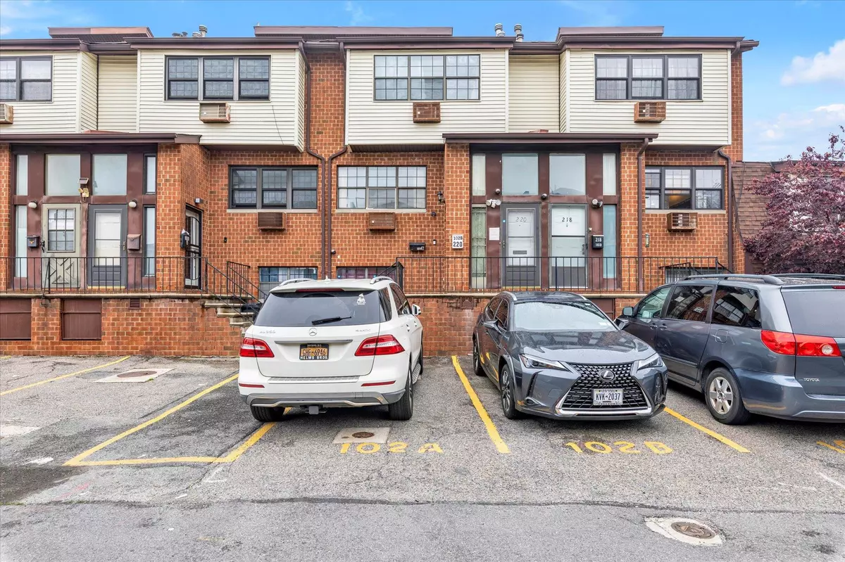College Point, NY 11356,2-20 Capstan CT #102B