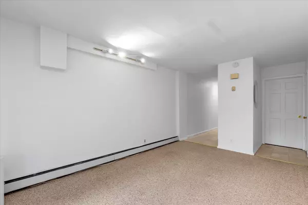 College Point, NY 11356,2-20 Capstan CT #102B