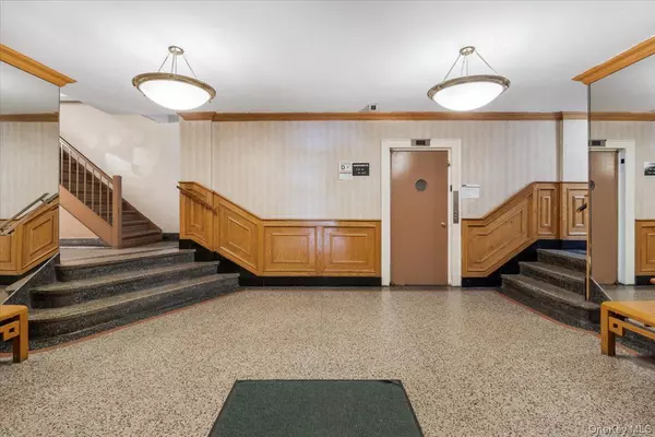 Briarwood, NY 11435,13909 84th DR #308