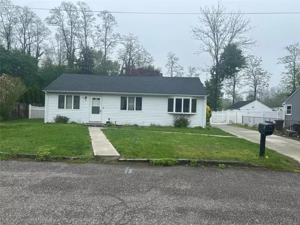 6 Helen ST, Centereach, NY 11720