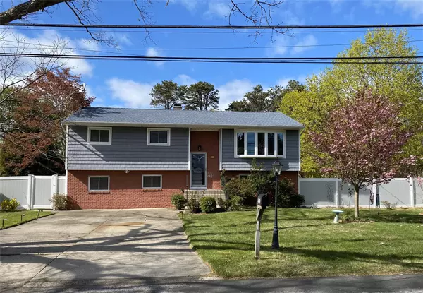 311 Plymouth ST, Dix Hills, NY 11746