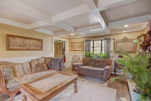 Huntington, NY 11743,85 Dix Hills RD