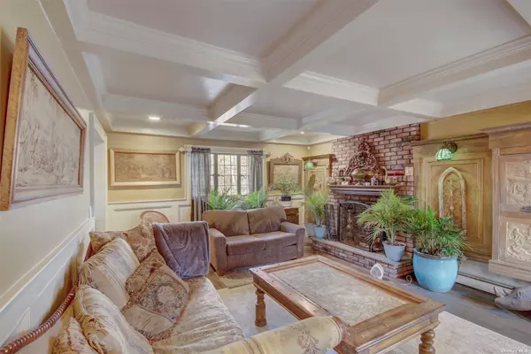 Huntington, NY 11743,85 Dix Hills RD