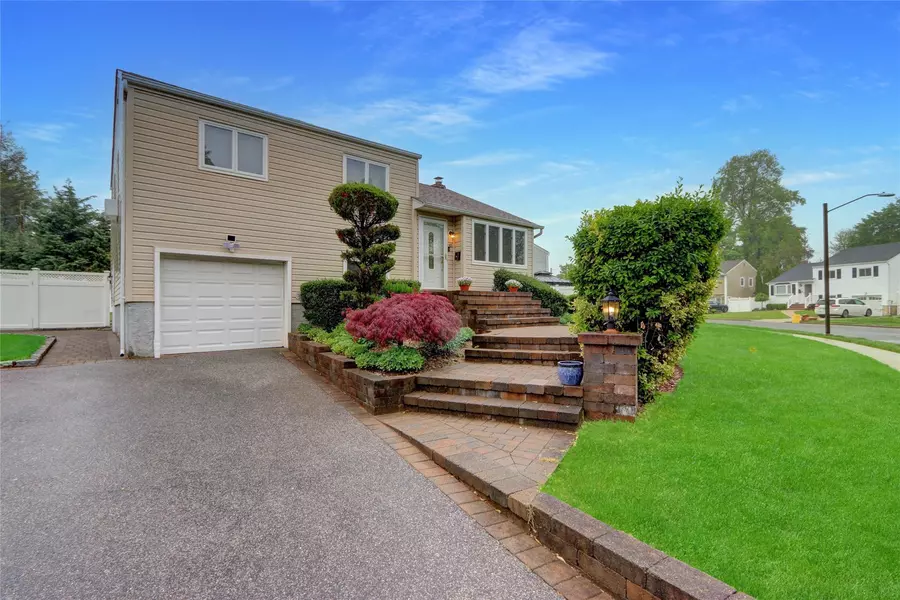 42 Briarwood LN, Plainview, NY 11803