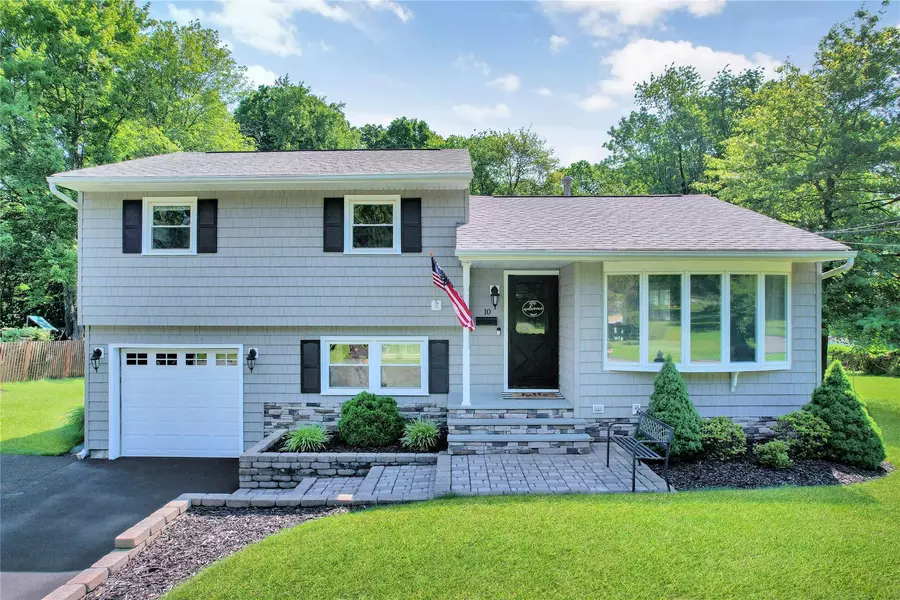 10 Victoria DR, Nanuet, NY 10954
