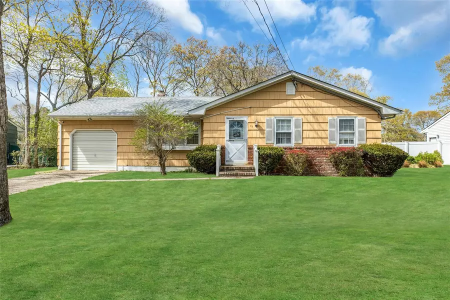 12 Harvard DR, Hampton Bays, NY 11946