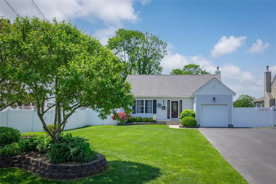 12 Macon AVE, Sayville, NY 11782