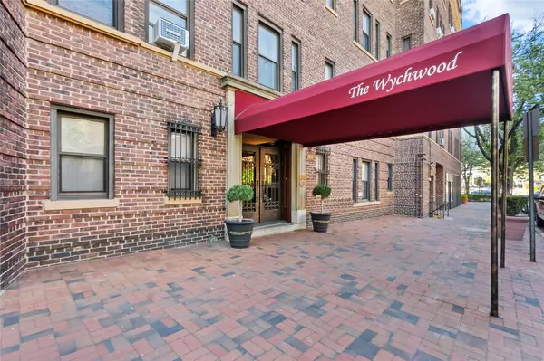 Great Neck, NY 11021,8 Barstow RD #6A