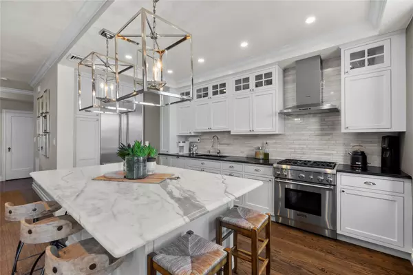 Great Neck, NY 11021,8 Barstow RD #6A