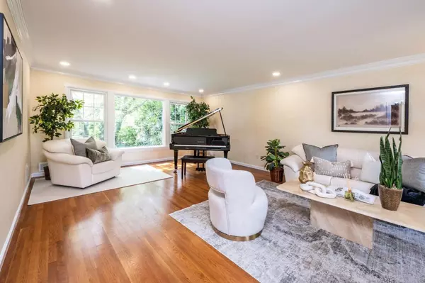 Scarsdale, NY 10583,16 Cayuga RD