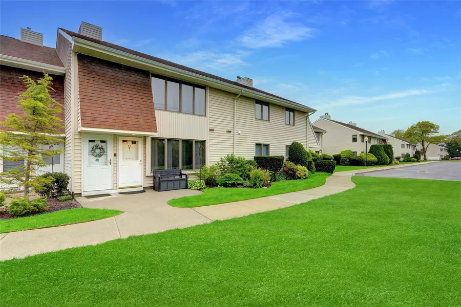 20 Laurel Ave #83, East Islip, NY 11730