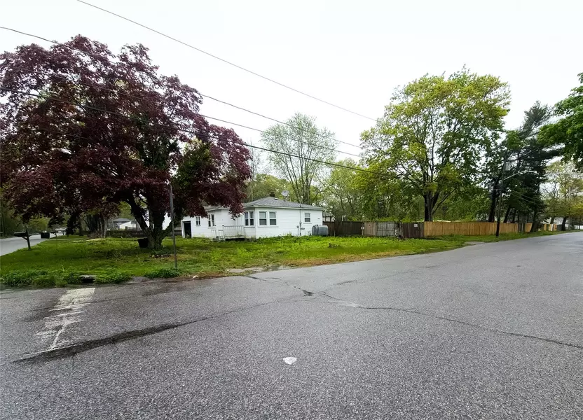 135 Mayfield DR, Mastic Beach, NY 11951