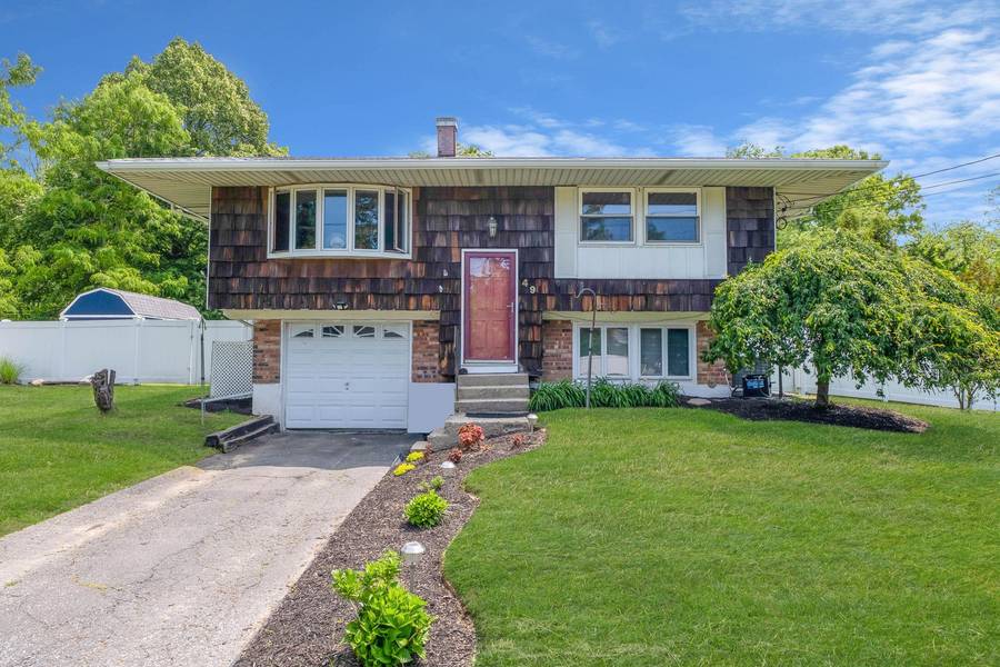 49 Bobcat LN, East Setauket, NY 11733