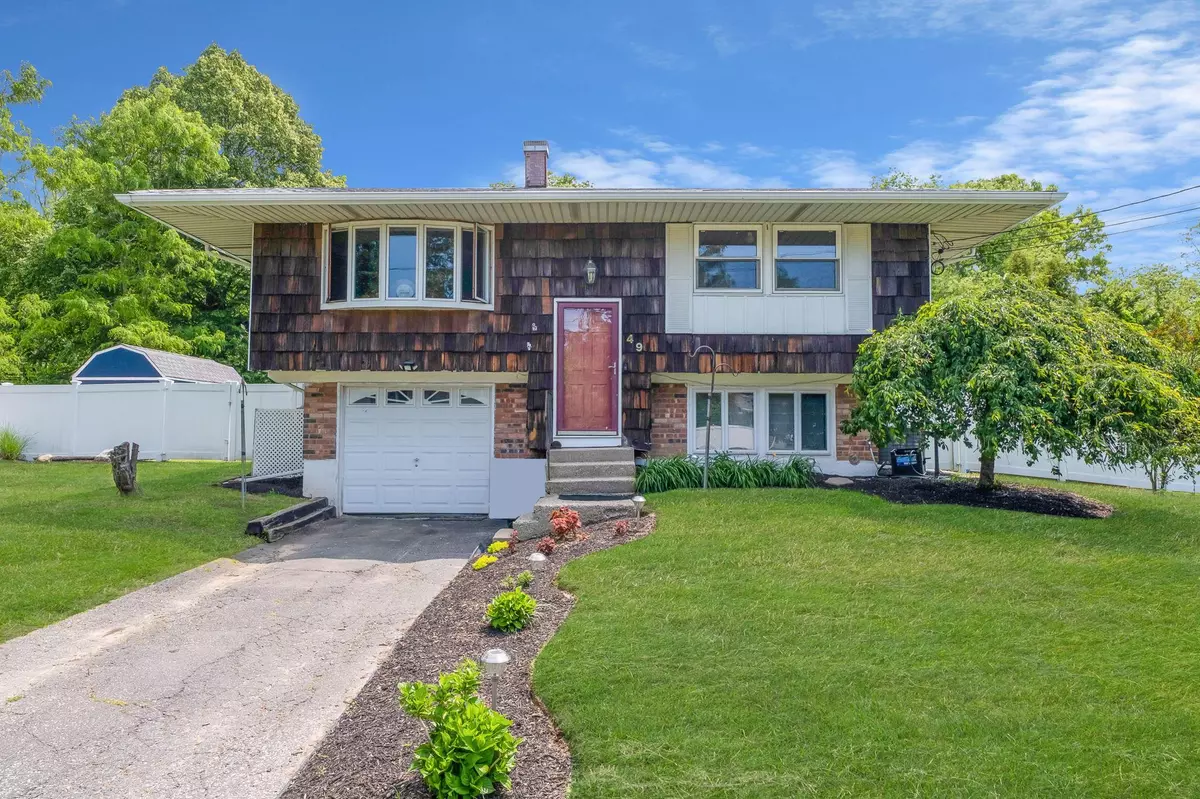 East Setauket, NY 11733,49 Bobcat LN