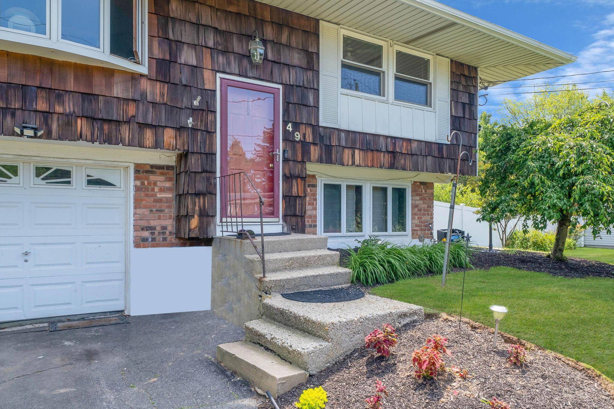 East Setauket, NY 11733,49 Bobcat LN