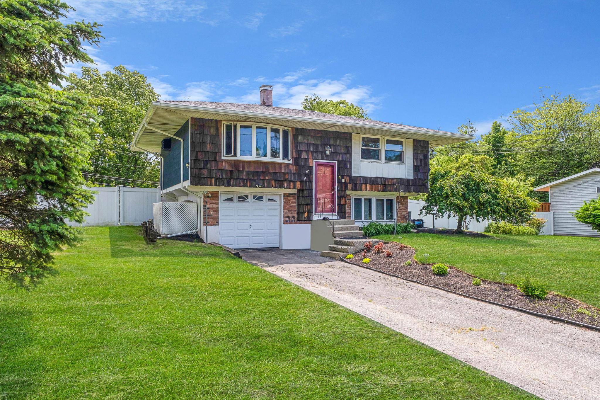 East Setauket, NY 11733,49 Bobcat LN