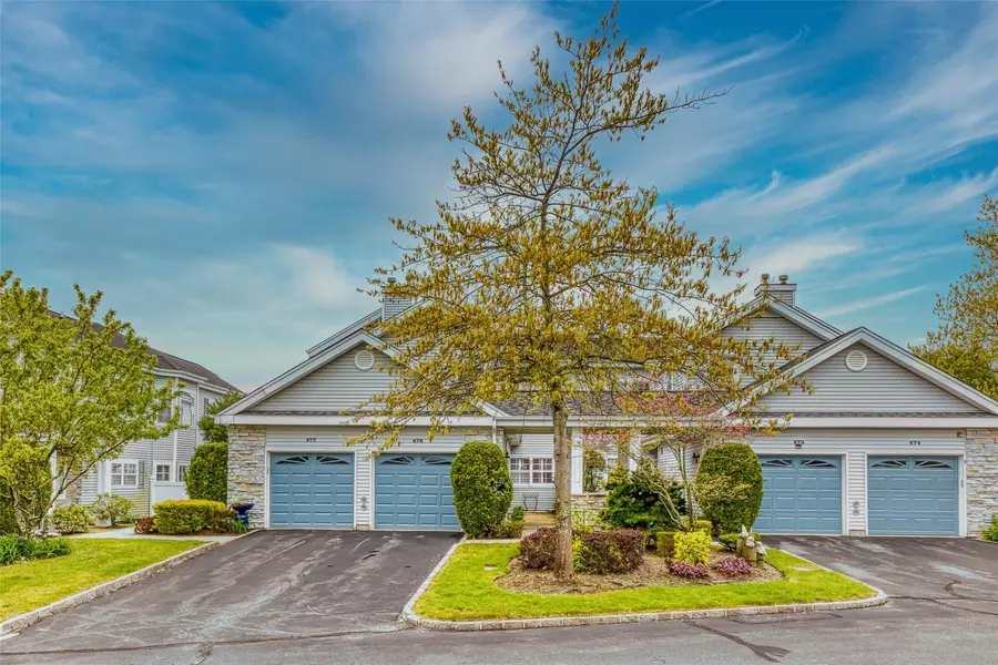 476 Woodscreek CT, Moriches, NY 11955