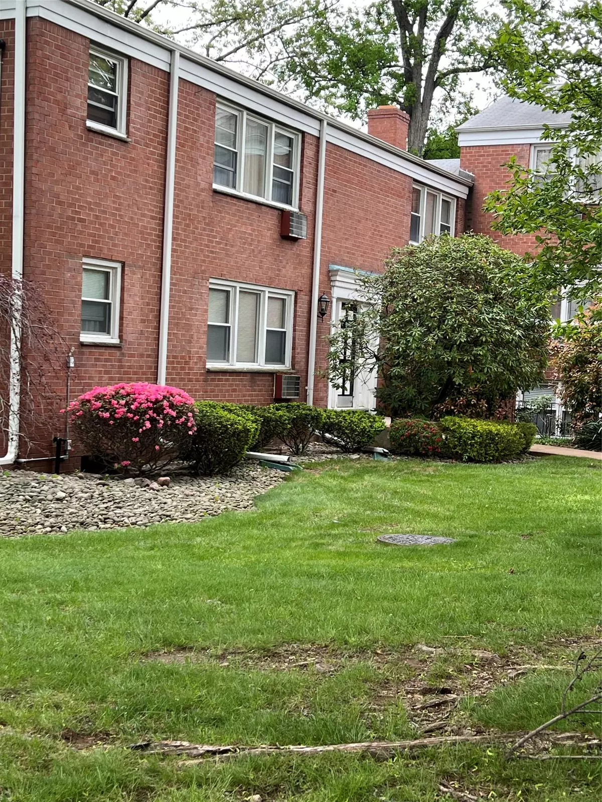 Suffern, NY 10901,8 Sussex CT #211