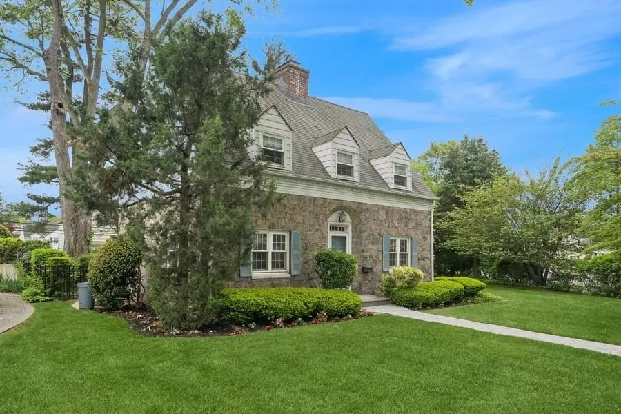 2 Wyatt RD, Garden City, NY 11530