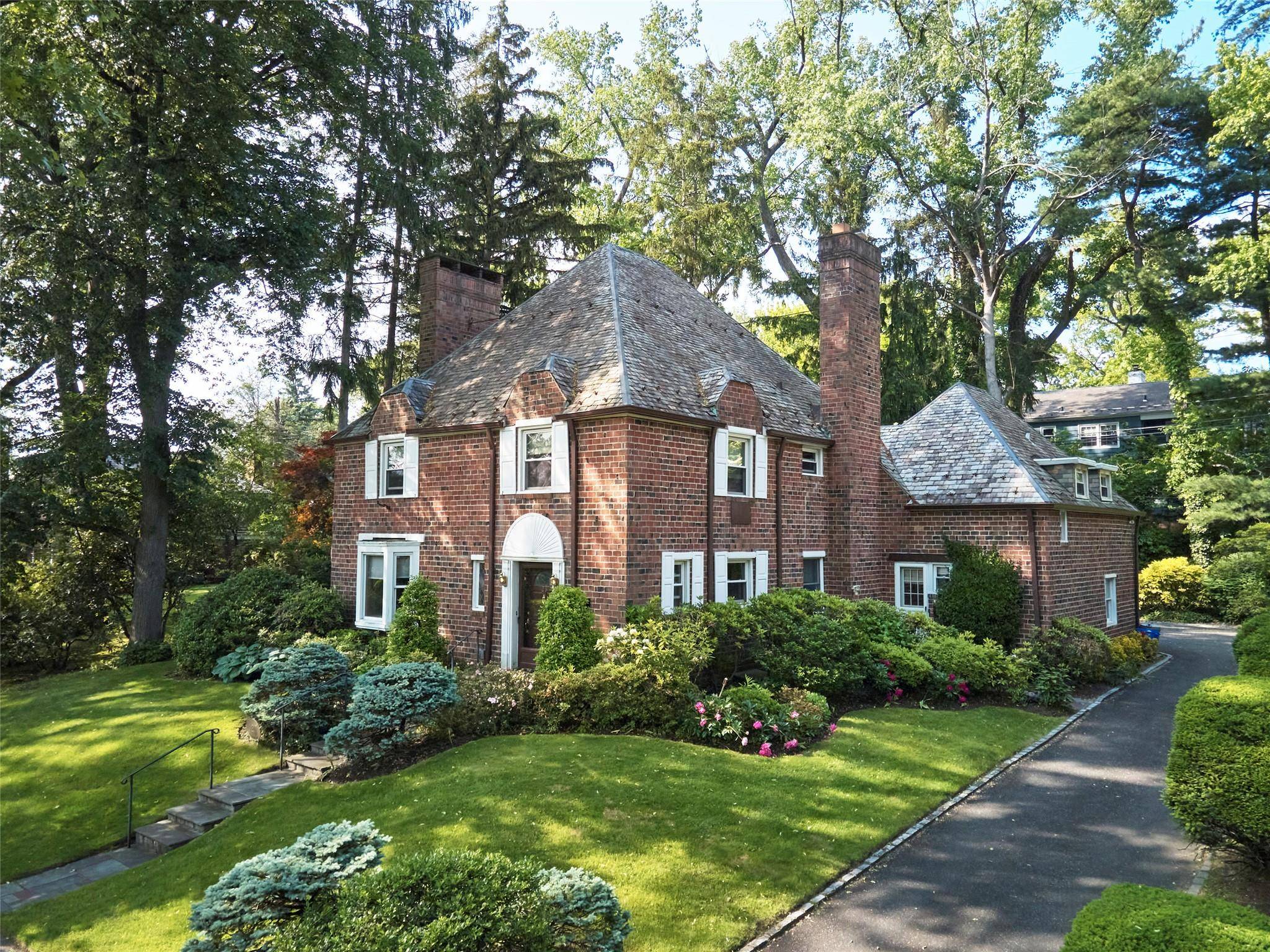Great Neck, NY 11020,21 Hereford RD