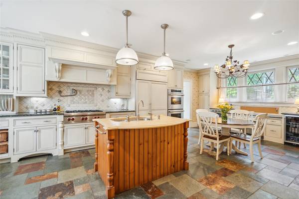 Roslyn Estates, NY 11576,17 The Intervale