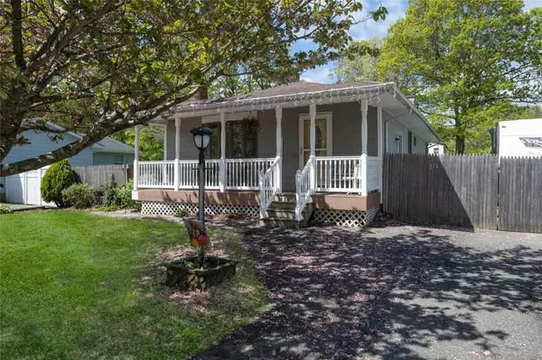 Mastic, NY 11950,32 Robinwood ST